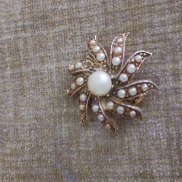 Gold Tone Faux Pearl Sunburst Flower Pin - Picture 4 of 4